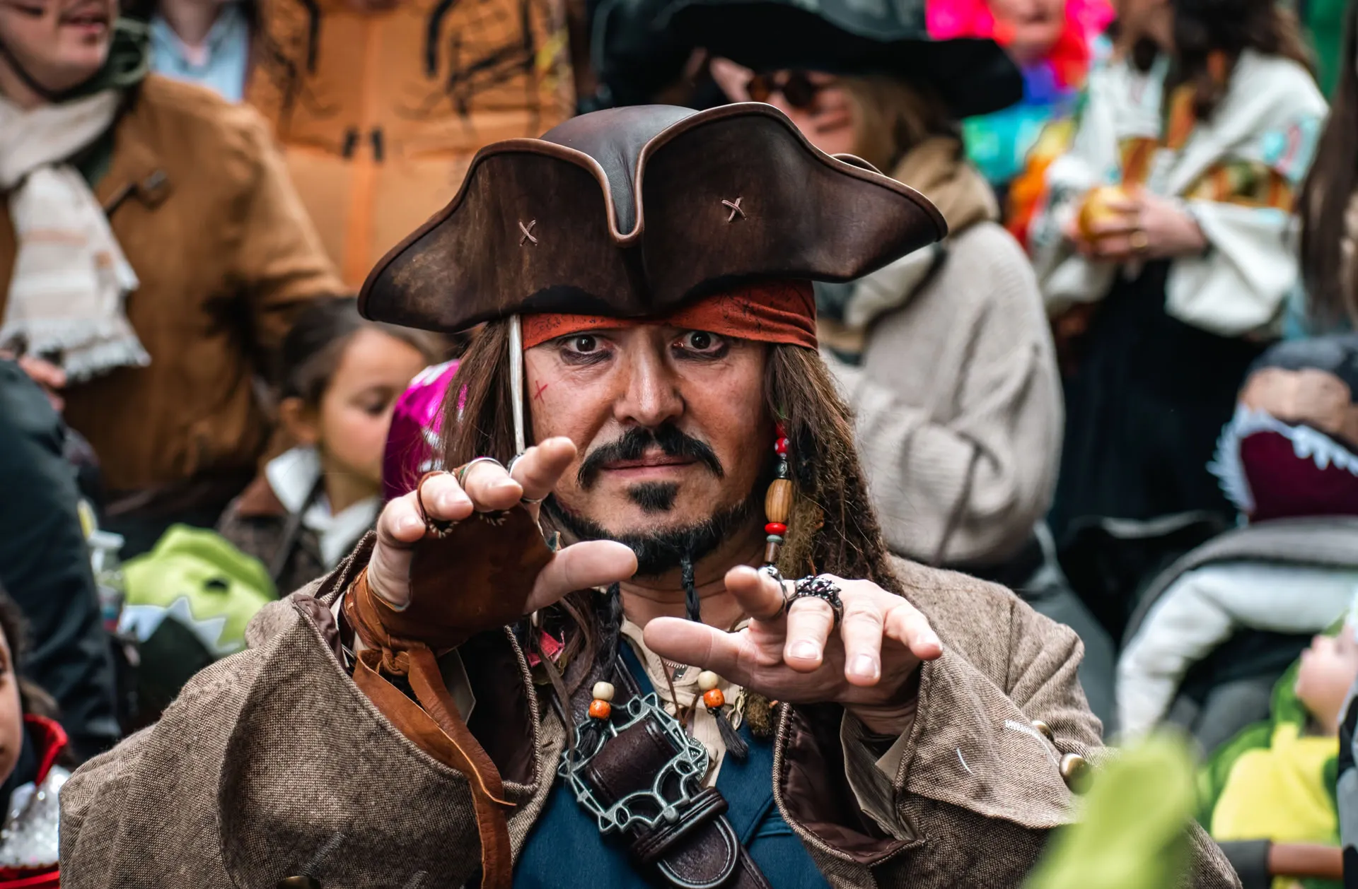 Carnaval, plan sur un homme déguisé en pirate qui me fait signe